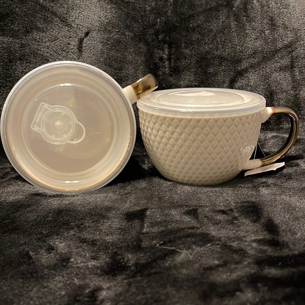 2- Embossed soup mug with lock and store steam release lid 18 Oz